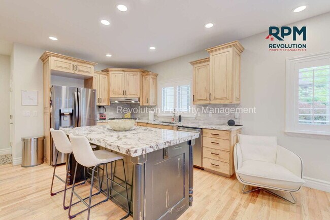 Building Photo - "Spacious Elegance: Stunning 6-Bedroom Ret...
