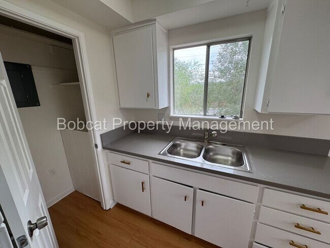 Building Photo - 1501 N Edmonds Dr