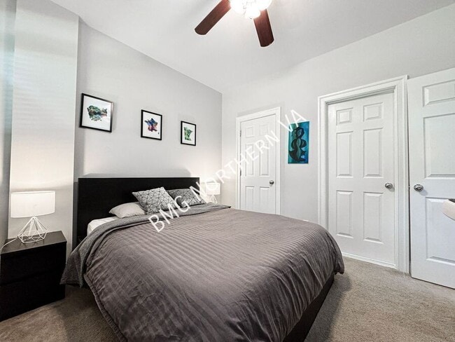 Building Photo - 9471 Canonbury Square
