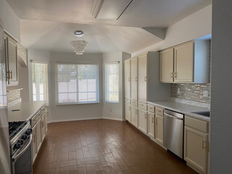 Building Photo - 5028 W Hurston Dr