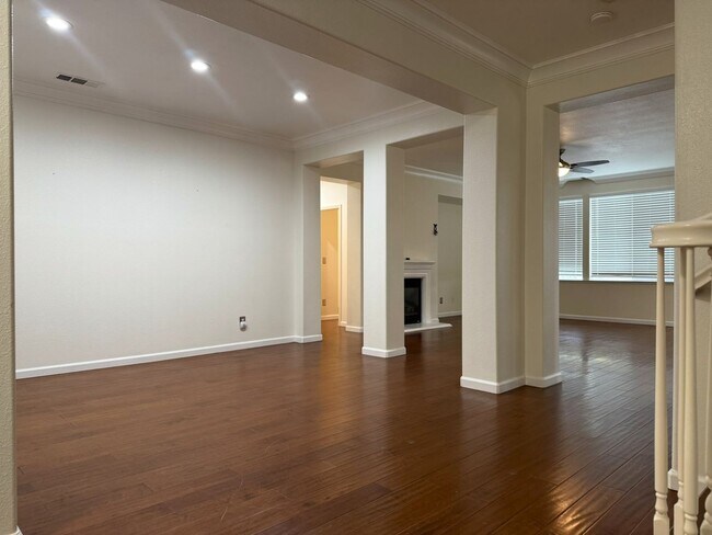 Building Photo - Lovely 5/3 with a desirable downstairs bedroom.