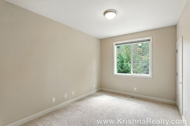 Building Photo - Gorgeous 6 BD* 3 BA* Single Family Home Located In Charming Arbor Meadows In Portland! **Minutes ...