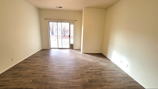 Building Photo - Great Near North Valley Home! No carpet! O...