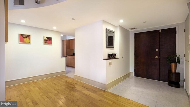 Building Photo - 1737 Chestnut St