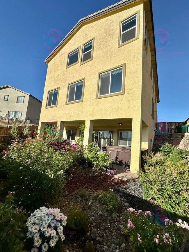 Building Photo - **1/2 Month Free!!** Modern 3-Story Home w...