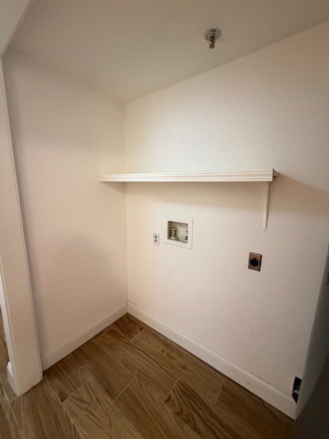 Building Photo - Last 2BR unit at Green Oaks
