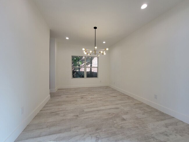 Building Photo - 405 Darkwoods Dr