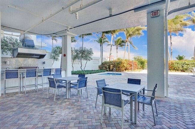 Building Photo - 6515 Collins Ave