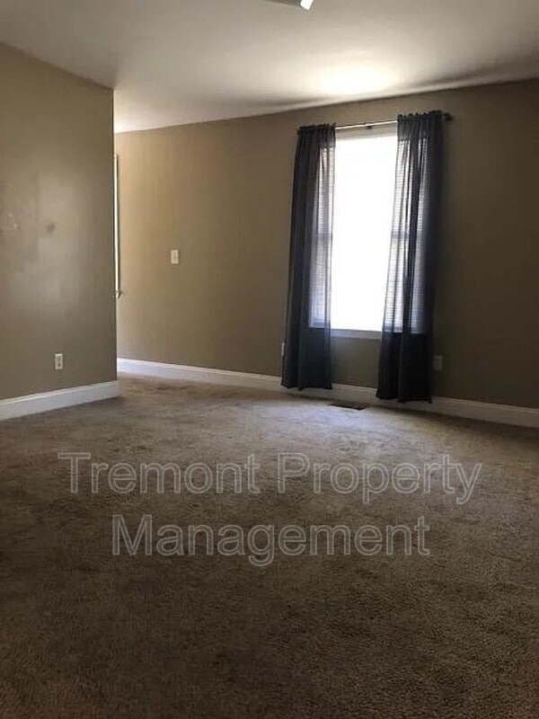 Building Photo - 108 Lawn St