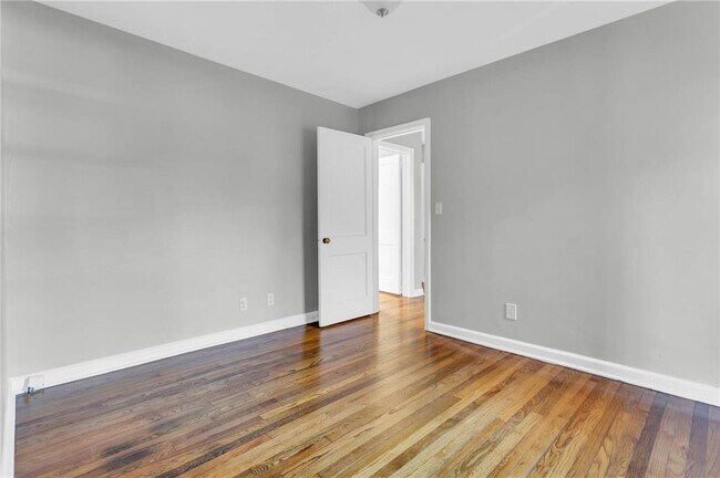 Building Photo - 948 Sycamore Dr