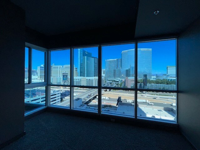 Building Photo - 4525 Dean Martin Dr