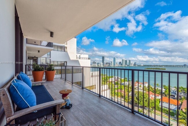 Building Photo - 1000 Venetian Way