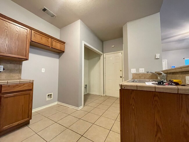 Building Photo - 3/2 Duplex with Garage