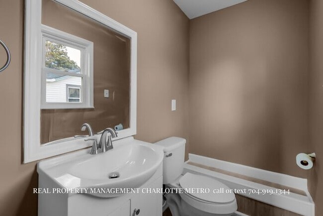 Building Photo - A Cozy Rock Hill Retreat Close to It All