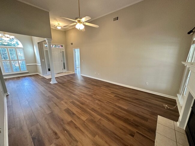 Building Photo - 4 bed 2 bath home with 2 car garage, covered patio, and fenced backyard