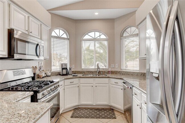 Building Photo - IMMACULATE FURNISHED 3BEDROOM GREEN VALLEY BEAUTY!