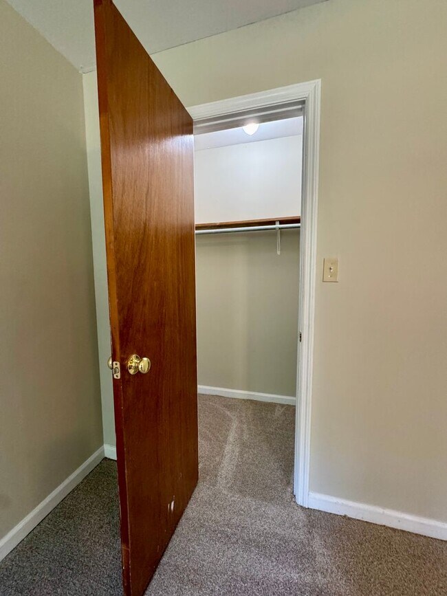 Building Photo - Charming 3 Bedroom, 2 Bath Home Available Now!