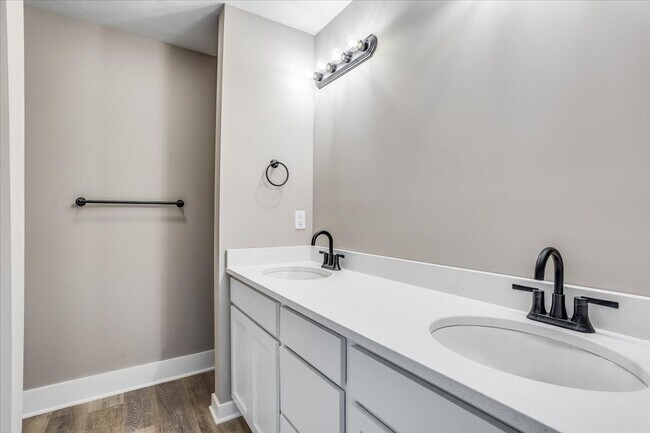 Building Photo - Auburn Villas- Amora Plan