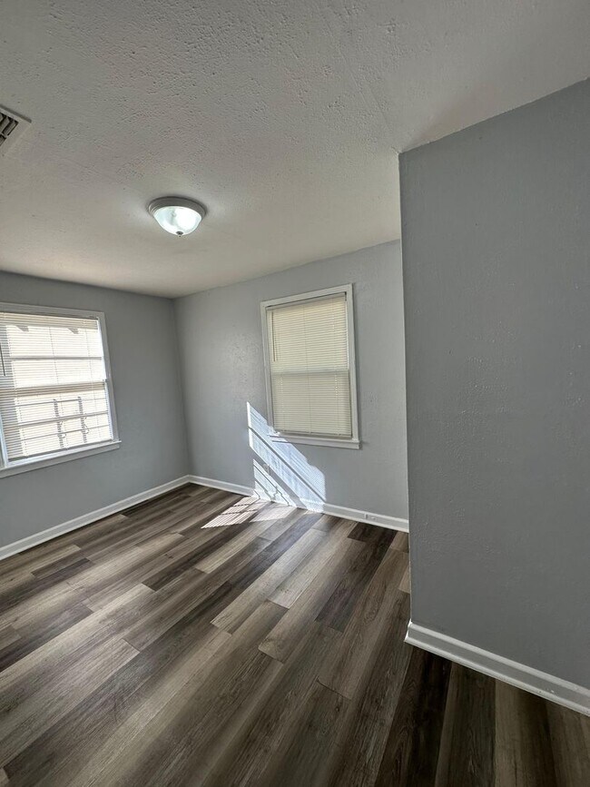 Building Photo - Fully Renovated 3/1 Single Family Ready for Move In!