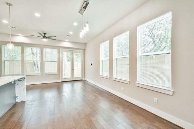 Building Photo - 810 Mansfield St