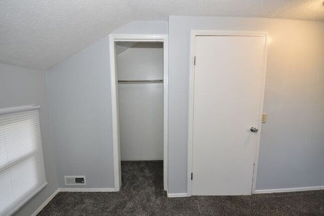 Building Photo - Elkhart 3 bedroom and 2 full baths