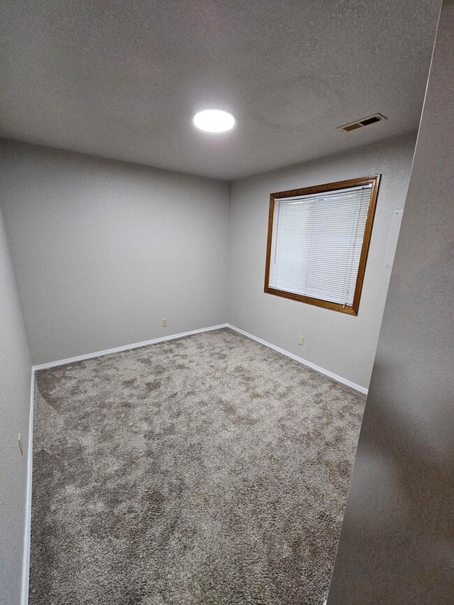 Building Photo - 2 bedroom 1.5 bath. Downtown Townhome Clos...