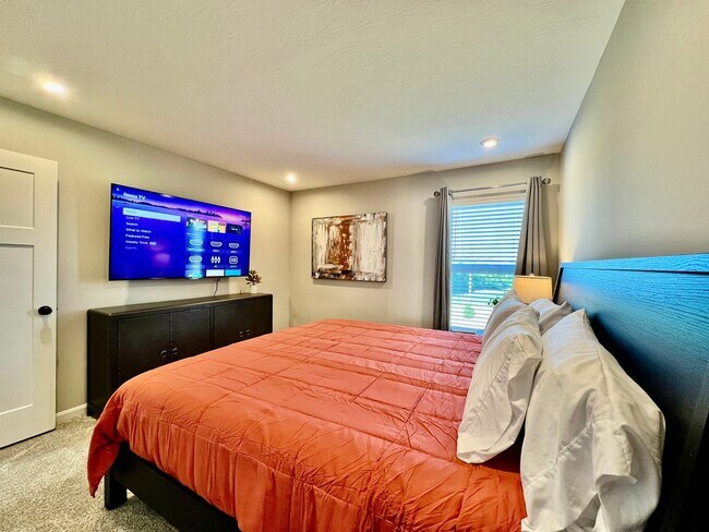 Building Photo - Fully Furnished Executive Miamisburg Home