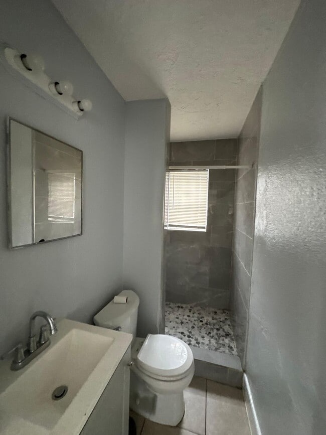 Building Photo - 2532/2534 Moncrief Rd