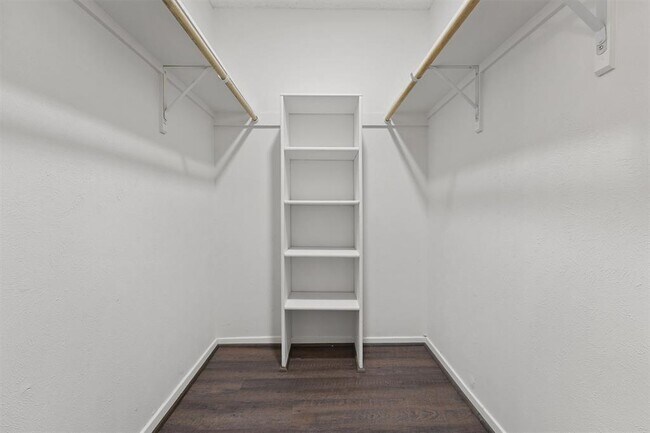 Building Photo - 7103 Foxway Ln