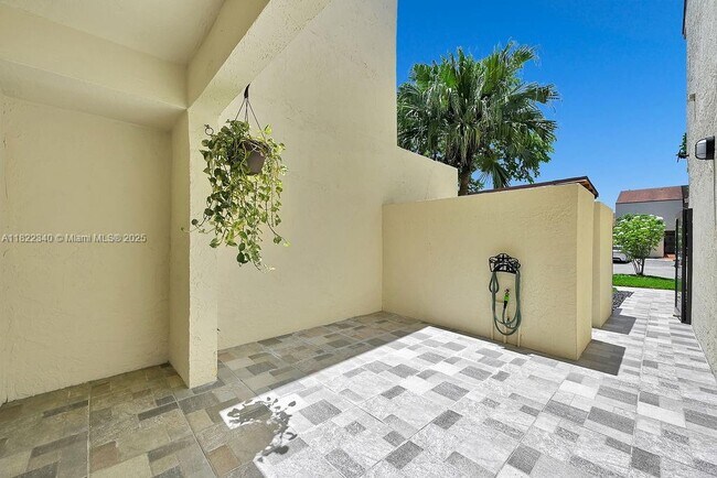Building Photo - 9133 Fontainebleau Blvd