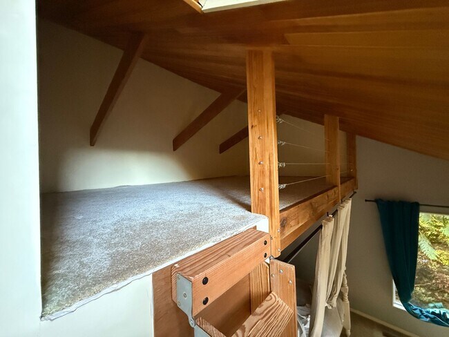Building Photo - Cozy Huge 1 Bed with Loft and 2.5 Bath - H...