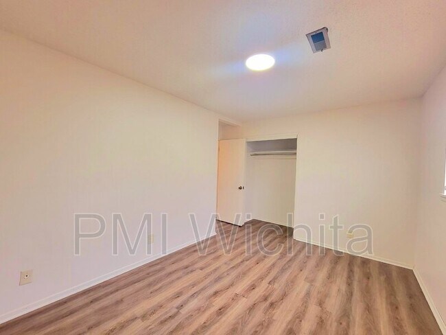 Building Photo - 1508 W Esthner Ave