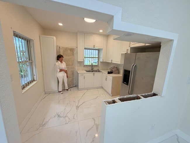 Building Photo - 6410 NW Miami Ct