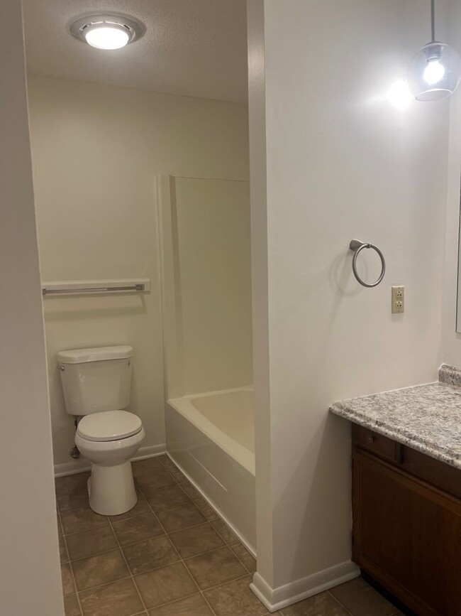 Building Photo - Spacious 2 bdrm/1.5 bath townhome in Cedar...