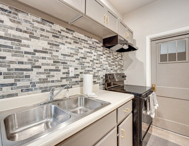 Building Photo - 744 E Cucharras St