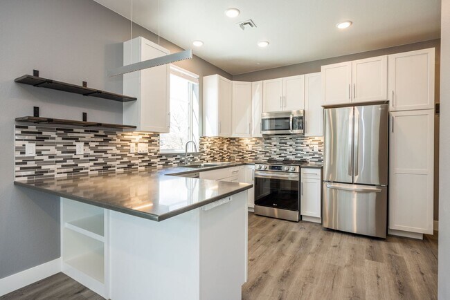 Interior Photo - 745 Washington Ave