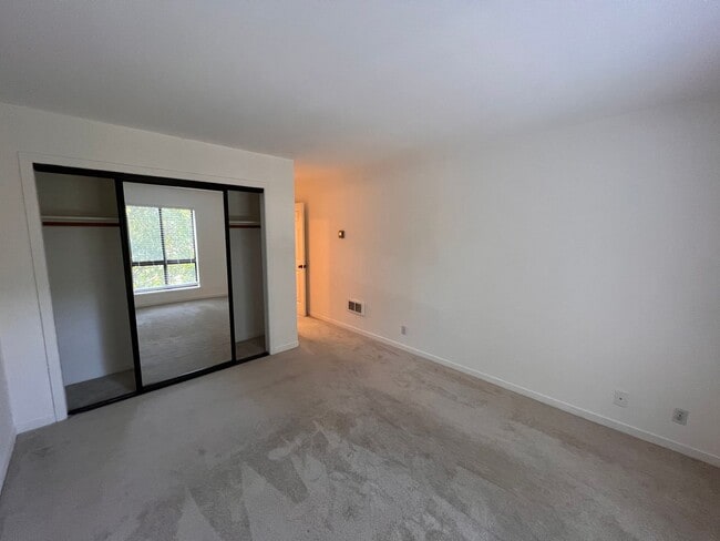 Building Photo - RENOVATED TWO BEDROOM TWO AND HALF BATH CO...