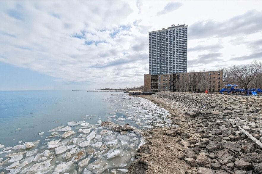 Building Photo - 7337 S South Shore Dr