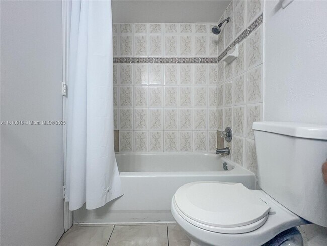 Building Photo - 606 W 81st St