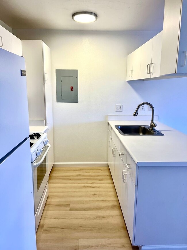Building Photo - Palm Villas -  1 Bedroom w/ Parking, New V...
