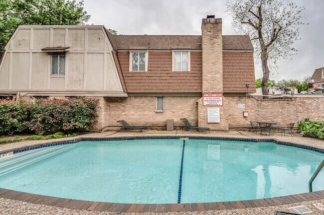 Building Photo - 384 N Post Oak Ln