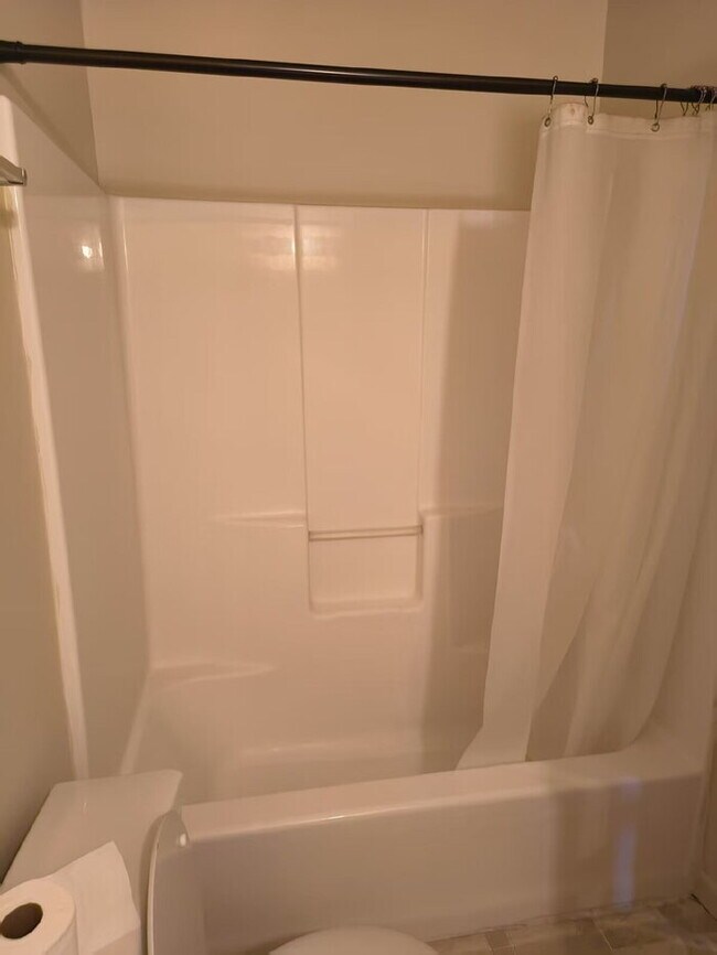 Building Photo - Reduced: 3BR/2.5BA Condo with attached single-bay garage on Southeast side