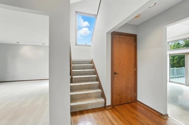 Building Photo - Luxury, Privacy, and Convenience All in One!