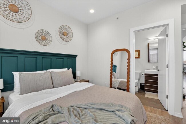 Building Photo - 381 Martin St
