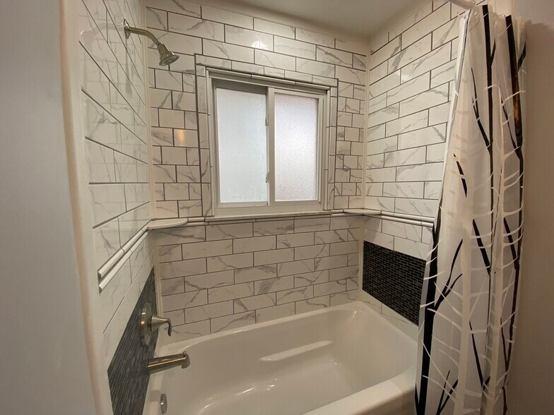 stylish tile hall bath! - 20 Mesa Rd