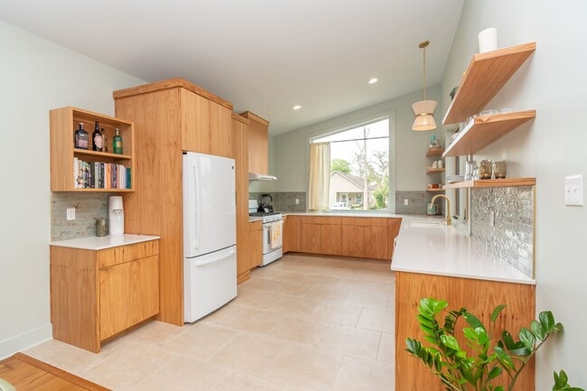 Building Photo - CHARMING, MODERN, CUSTOM HOME IN MID-CITY FOR RENT