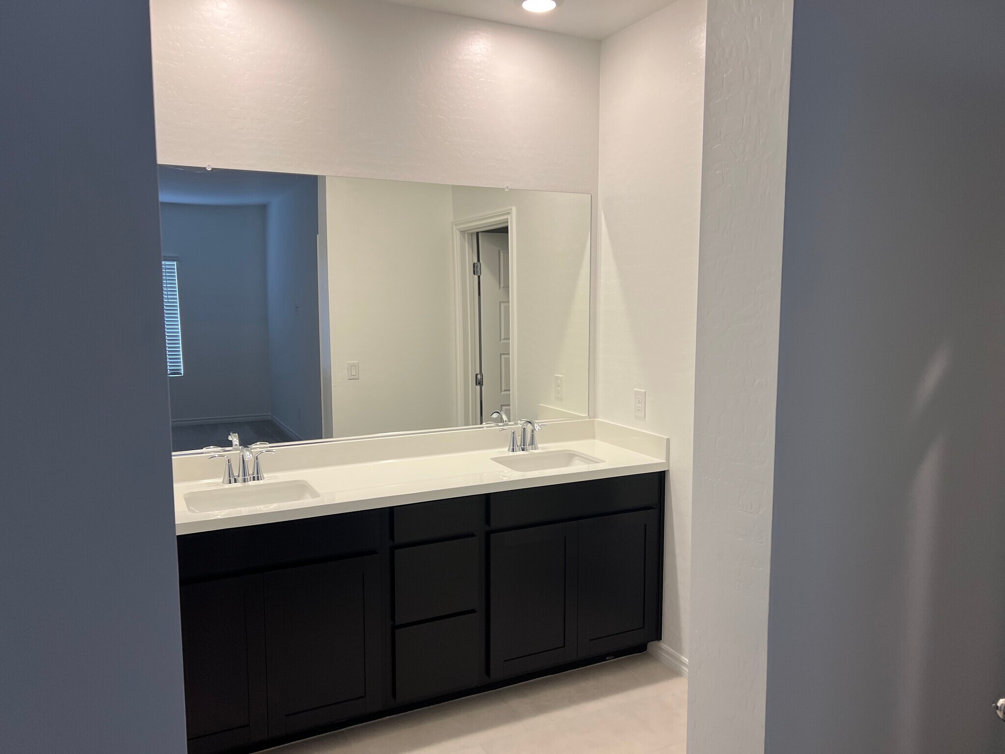 Building Photo - 600 N Carriage Hill Dr