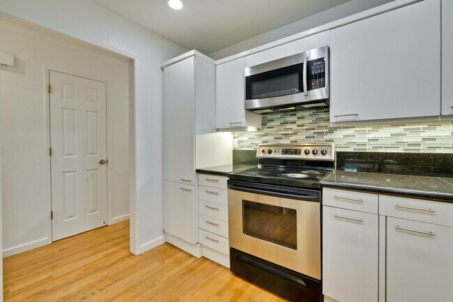 Building Photo - 2-Suite Townhome in Whisman Station Area | Easy Access to 101/237/85