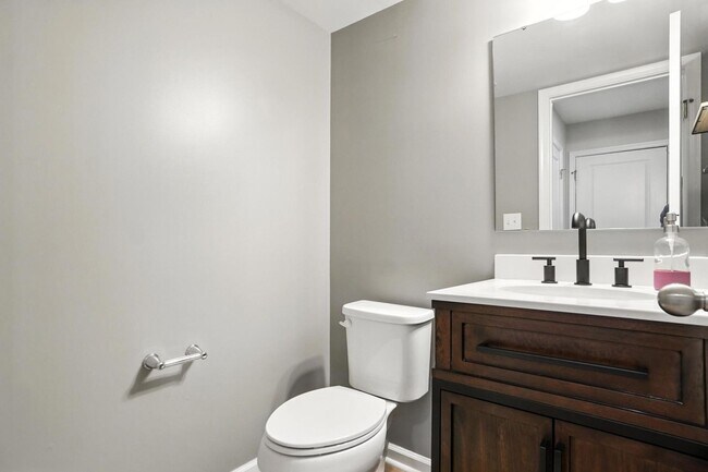 Building Photo - Fully Updated and Move-In Ready with Excep...