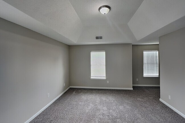Building Photo - 5657 Wolf Pack Dr